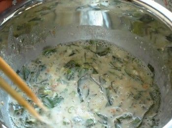 step2: 將麵粉、水、雞蛋、調味料以及步驟1的材料攪拌均勻成麵糊。