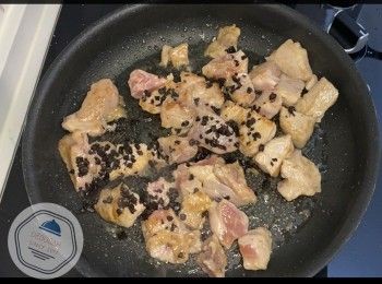 step5: 加入豆豉爆香，排骨炒至8成熟，加入小燈籠椒絲和少許生抽/糖。