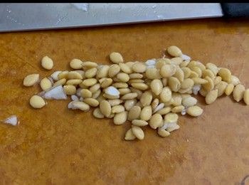 step4: 冬瓜去皮， 切粒。皮用鹽擦洗乾淨。