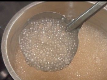 step2: 全程以中細火煮西米，要不停攪拌西米，避免黏在一起。
煮大約8分鐘熄火，此時會見到西米變成半透明狀態，即是每粒西米中間是白點，外面是透明。我用的是小西米，如果大家用大西米，烹煮時間或要增加幾分鐘。