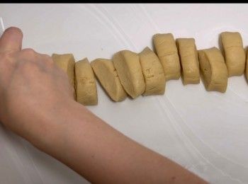 step10: 將麵團搓成長條型，再平均分割成12件。