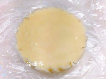 step6: 最後，慢慢倒入剩下的慕絲，再輕輕搖晃使慕絲表面平整／用抹刀抹平表面 2. 蓋上保鮮紙，放進雪櫃冷藏至少3小時至凝固 3. 食用前從雪櫃取出，用熱毛巾包圍蛋糕模外圍約30秒（令蛋糕外圍軟化），即可輕易將蛋糕脫模 4. 最後，在慕絲蛋糕表面放上適量的榴槤肉作裝飾，即可