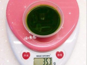 step9: 1. 將斑蘭葉逐少放入慢磨榨汁機，隔去斑蘭葉渣，斑蘭汁會慢慢流出（完成後的斑蘭汁約35 ml）