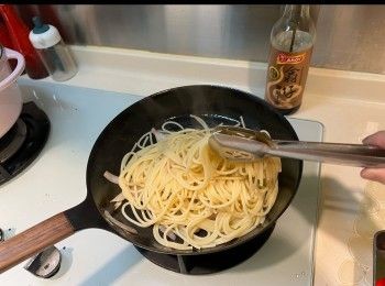 step4: 燒紅鑊下油少許，中大火，將叉燒2面煎香，盛起。