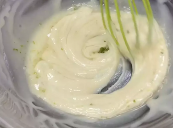 step2: 將脆皮雞蛋糕粉、雞蛋、牛奶、沙拉油、檸檬皮、檸檬汁攪拌均勻至無顆粒的麵糊。