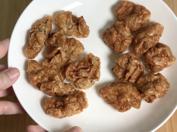 step5: 不過我這次做蠔油齋，想試試看深色一點，多烤了2分鐘，油麵筋離開氣炸鍋很快便縮小，氣炸完會縮小