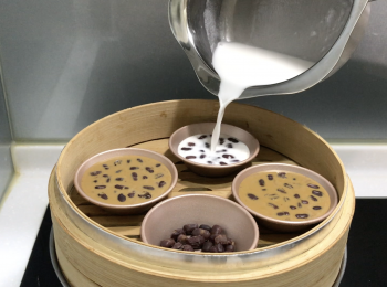 step5: 將白糖/黑糖粉漿分別倒入預先蒸熱的小碗