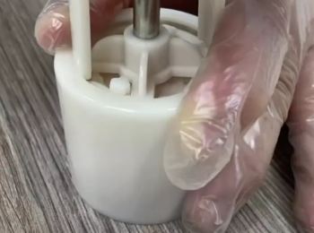 step5: 將模具先塗上一層薄油，取步驟4放入壓模中，壓模緊貼桌面，連續按壓8次後，再往下重壓持續5秒後即可脫模。