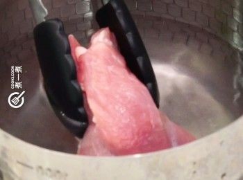 step1: 瘦肉汆水，洗淨備用
Blanch lean pork then rinse and drain.