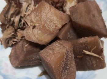 step1: 先將粉葛，扁豆赤小豆，陳皮（浸軟陳皮的水留用）刮青分別浸水放入湯煲細火慢煮到滾起撇去滾起的泡沬備用