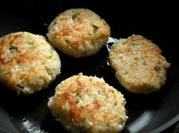 step3: 熱鍋加油，將雞肉飯糰泥分成適當大小放入鍋中，以小火煎至兩面焦黃即可(煎的過程可蓋上鍋蓋)。