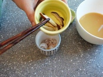 step6: 杯內鋪入<span class="group_1">食材</span>