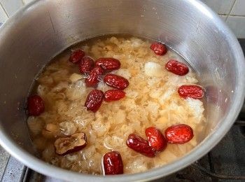 step5: 再加入蓮子、百合、紅棗煮30分鐘。