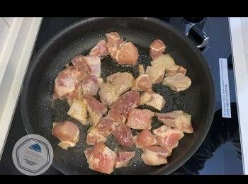 step4: 加入少許油到平底鑊（小火），加入排骨煎香。