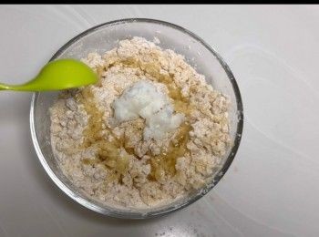 step5: 加入油，與麵團拌勻。