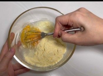 step2: 再加入清水、砂糖、鹽、奶粉，然後用打蛋器攪勻。