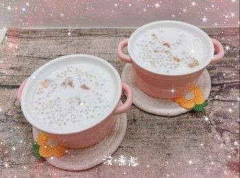 step7: 桃膠和冰糖加入沸水中，大火煮滾後，蓋上蓋子，再轉細火煲約20分鐘 2. 加入椰汁、鮮奶和西米，拌勻，即可