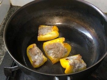 step4: 燒熱鍋、下少許油，待油熱後放入三寶便以中火慢慢將魚肉煎熟，並兩邊煎香。最後灑上少許醬油和味醂拌炒上色即可。