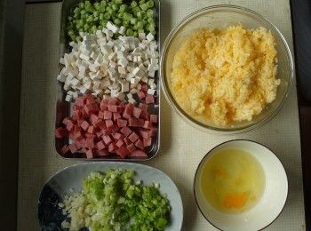 step1: 火腿、杏鮑菇、四季豆切小丁、青蔥切蔥花、蒜頭切末、白飯混入蛋黃拌勻