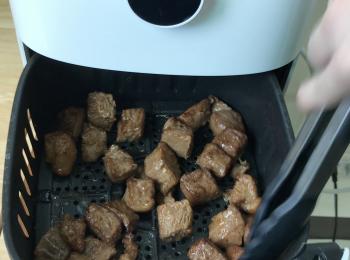 step4: 把牛柳粒放入氣炸鍋，設200度6分鐘，3分鐘後可觀察牛柳粒的熟度，如果有8成熟即可取出