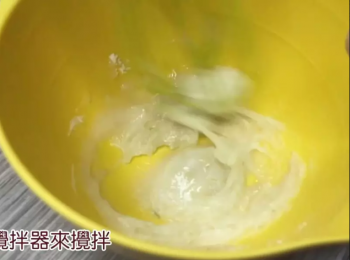 step4: 將檸檬汁、糖粉拌勻至無顆粒即檸檬糖霜。