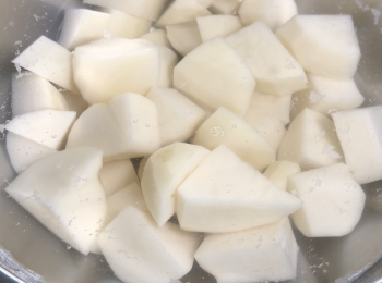 step2: 薯仔洗淨削皮，切小塊，多用水沖洗掉表面多餘的澱粉，最後在水裏加入白醋浸泡10分鐘