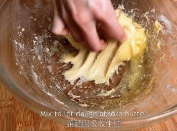 step9: 讓麵團吸收牛油，3-4分鐘後牛油已吸收。