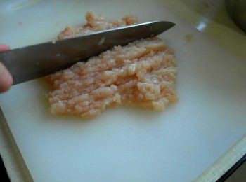 step1: <a href="https://bit.ly/3EZL8dD" target="_blank" data-keyword="雞胸" class="guide-link"><strong>雞胸</strong></a> <span style="display:inline-block;vertical-align:middle;margin-top:-3px;color:initial;border-radius:3px;padding:2px 3px;font-size:12px;line-height:14px;background:#87d300;color:#fff;">即買</span> 肉切成肉末。