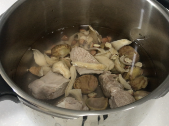 step4: 將所有材料加入高壓鍋，加水，大火煮至第2條壓力線，轉小火煮10分鐘，關火降壓