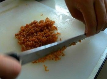 step1: 蔥切蔥花。蝦米洗乾淨後切碎。九層塔葉切碎。