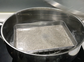 step3: 把粉漿倒入不銹鋼盤，大火蒸至凝固