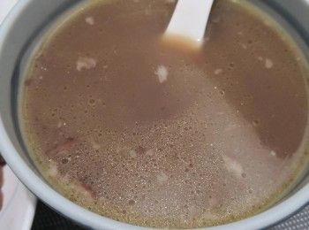 step3: 將鯪魚去內臟洗淨不須打輪用塩醃好，大火煎香后灒上已熬好的湯底續滾到整條鱼骨肉分離變成魚蓉為止，用隔篩格起魚渣