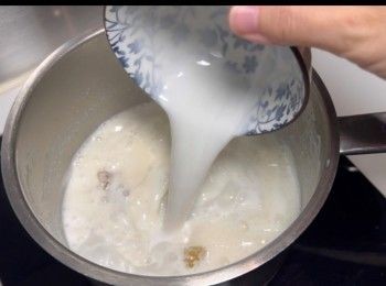 step7: 加入冰糖和椰漿，以中火將冰糖煮溶。