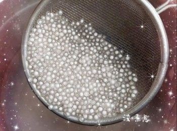 step5: 西米加入沸水中（西米和水的比例1：10；西米不必清洗；水必需煲滾才可加入西米，否則容易黏底和煮得過爛），慢火煲約8-10分鐘至呈半透明（期間需攪拌防黏底；西米心中間呈白色點），熄火，蓋上蓋子燜8-10分鐘（用餘溫將西米燜熟）