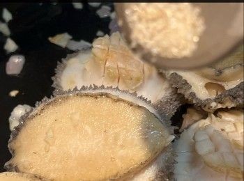 step8: 下蒜蓉及乾蔥蓉，炒香，依次序加入黃糖 -日本豉油 - 醬油，調至喜愛味道，下2湯匙鮑魚水，大火收至汁濃，熄火，灑上指天椒碎，即成。