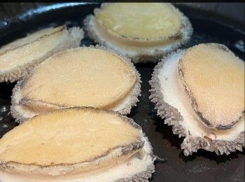 step6: 用小匙脫殻取走內臟及食胃管，底部𠝹花。