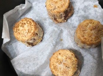 step1: 將皮的料撈勻成粉糰後包保鮮紙雪入雪櫃15-30分鐘取出，用秤分割成25克搓成球一粒粒放好再放回雪櫃備用