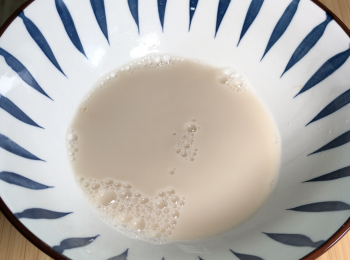 step1: 碗中加酵母，加入不燙手的溫水，攪拌，靜置10分鐘