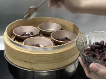 step2: 預先蒸熱小碗，碗中加紅豆