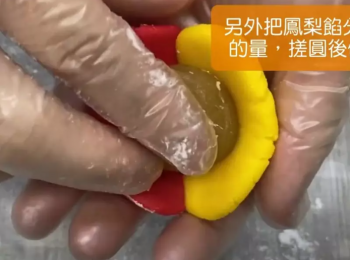 step4: 取30克麵糰包入20克鳳梨餡，並將其整型成橢圓形，再取一小搓麵糰搓圓裝飾。