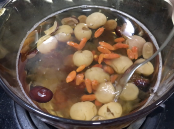 step4: 30分鐘後加杞子，煮3分鐘，再加適量白糖/冰糖