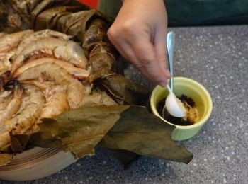 step6: 30分鐘後取出 轉到蒸籠上 並鋪上鮮蝦及調味料