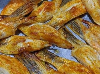 step1: 三文魚鰭清洗乾淨，用廚房紙印乾水份，用醃料醃一小時，氣炸或焗爐預熱200度5分鐘，將三文魚鰭放上已有烘焙紙面排好，200度10分鐘，反轉5分鐘，如想金黃色，可以掃一層薄薄既蜜糖再氣炸或焗200度2～3分鐘