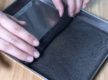 step4: 待微涼即可脫模，先用刮刀劃四邊，再從較短一邊慢慢捲成一條