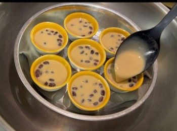 step11: 再注入粉漿，蓋上鑊蓋，以大火隔水蒸15分鐘，熄火焗多5分鐘即可。