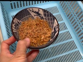 step1: 將蝦米沖洗乾淨，然後浸泡30分鐘。