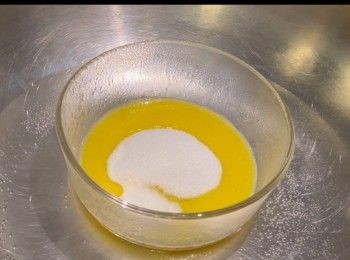 step1: 將50克牛油放於熱水中座溶，再加入砂糖攪溶。