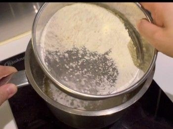 step2: 熄火後，分兩次加入已過篩的中筋麵粉。