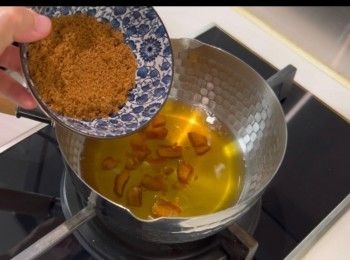 step7: 將黑糖、片糖和140毫升的清水以細火煮溶。