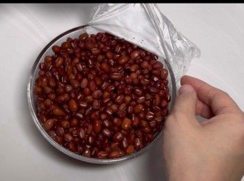 step1: 先將適量的紅豆清洗乾淨，浸過夜。（我用了大約四湯匙的紅豆來製作七個砵仔糕）